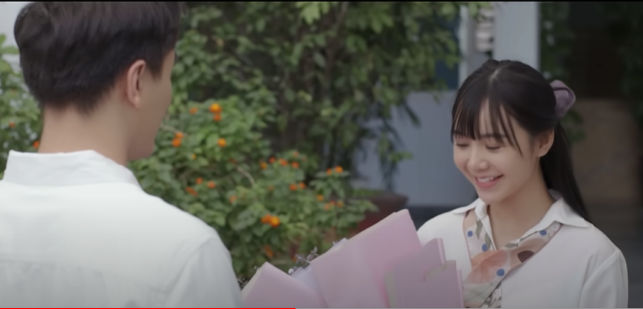 Trung liên tục tán tỉnh Hạnh. Ảnh: CMH. Trung liên tục tán tỉnh Hạnh. Ảnh: CMH.