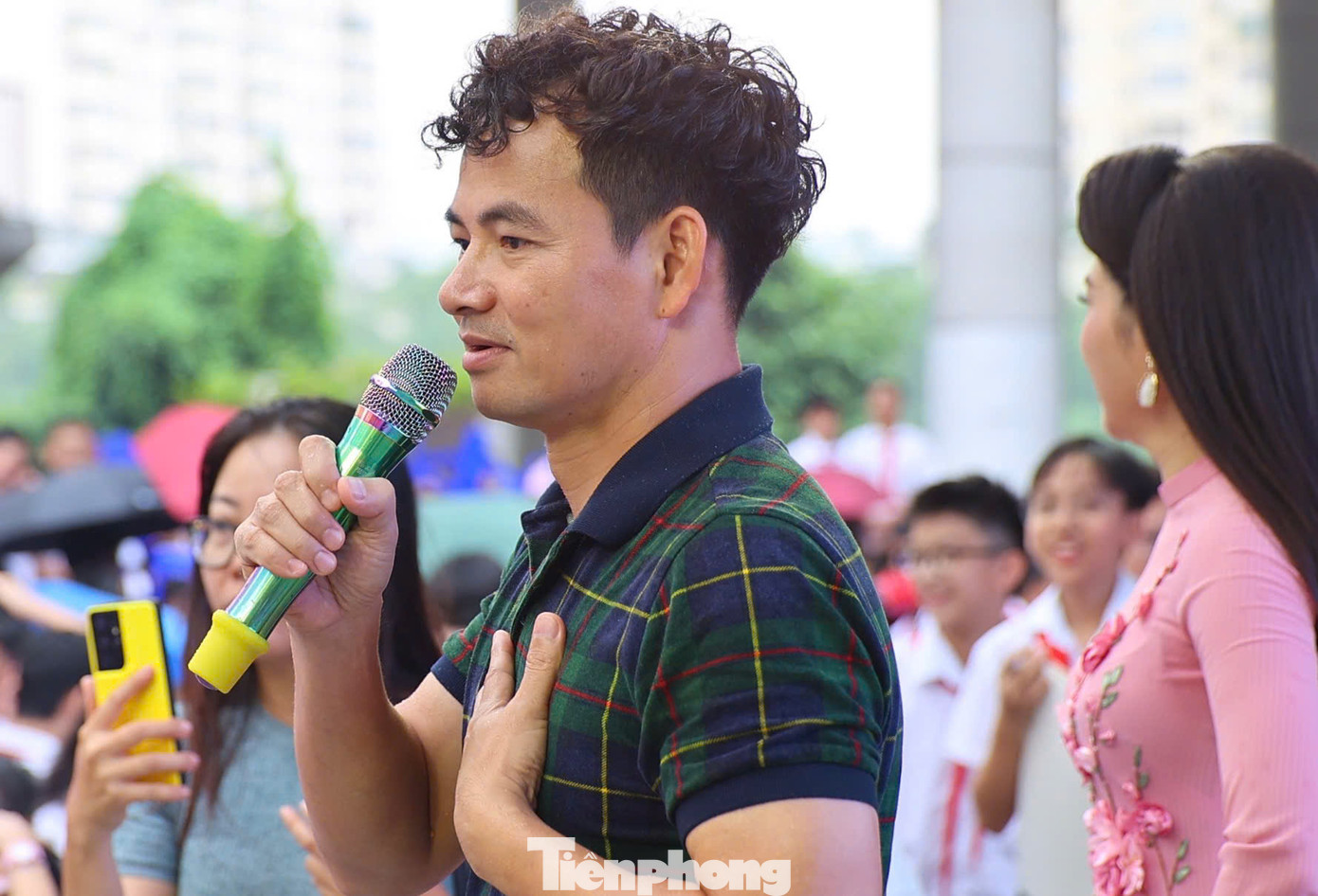 Tham gia chương trình Cùng Tiền Phong nâng bước em tới trường, NSND Xuân Bắc chuẩn bị 50 phần quà tặng, mỗi phần trị giá 100 nghìn đồng để các em học sinh có thể mua sách vở, đồ dùng học tập tại Nhà sách Tiền Phong.