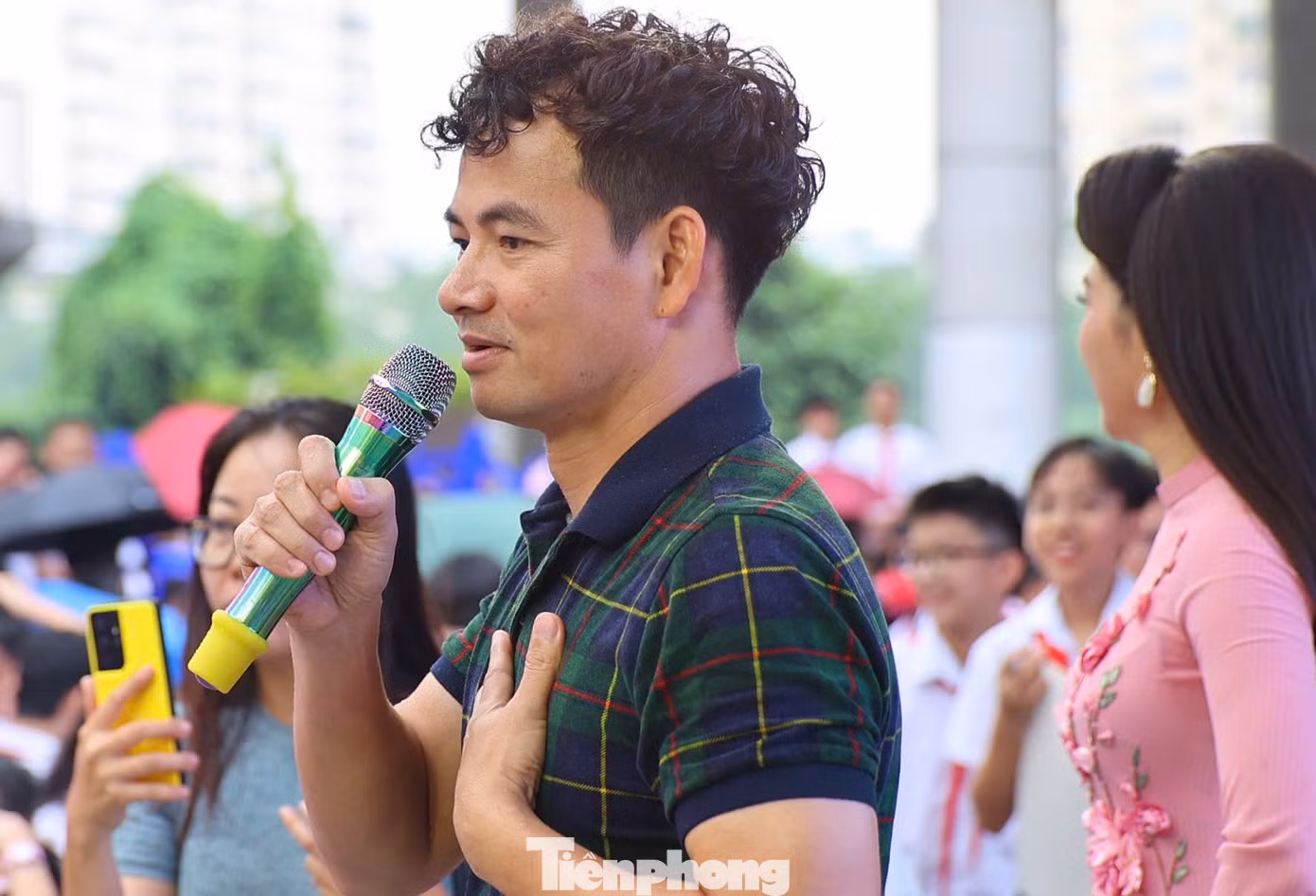 Tham gia chương trình Cùng Tiền Phong nâng bước em tới trường, NSND Xuân Bắc chuẩn bị 50 phần quà tặng, mỗi phần trị giá 100 nghìn đồng để các em học sinh có thể mua sách vở, đồ dùng học tập tại Nhà sách Tiền Phong.
