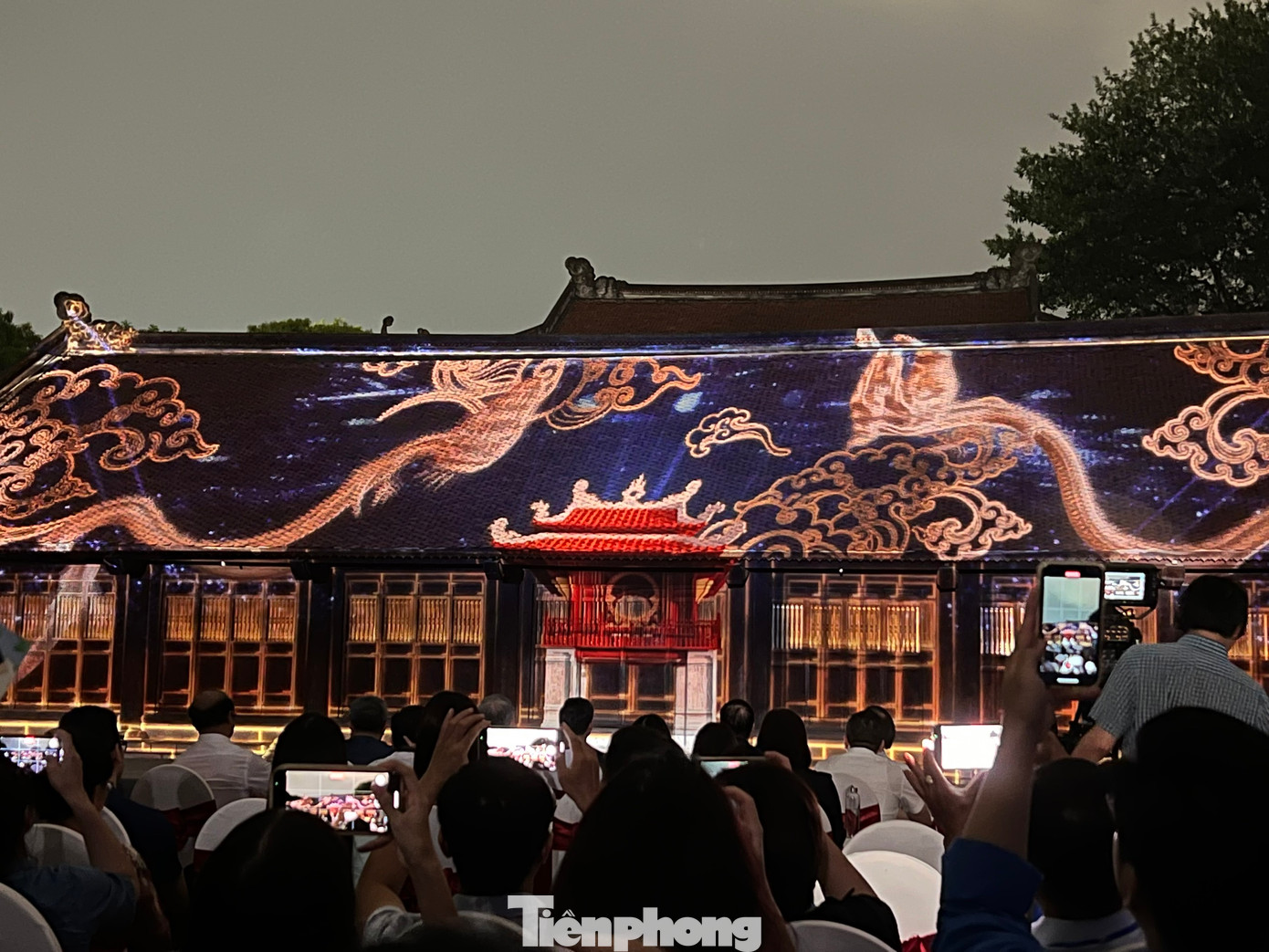 Màn trình diễn 3D mapping và không gian trưng bày ảnh và sách theo hai phiên bản là điểm nhấn của lễ khai mạc. Ảnh: Lê Long.