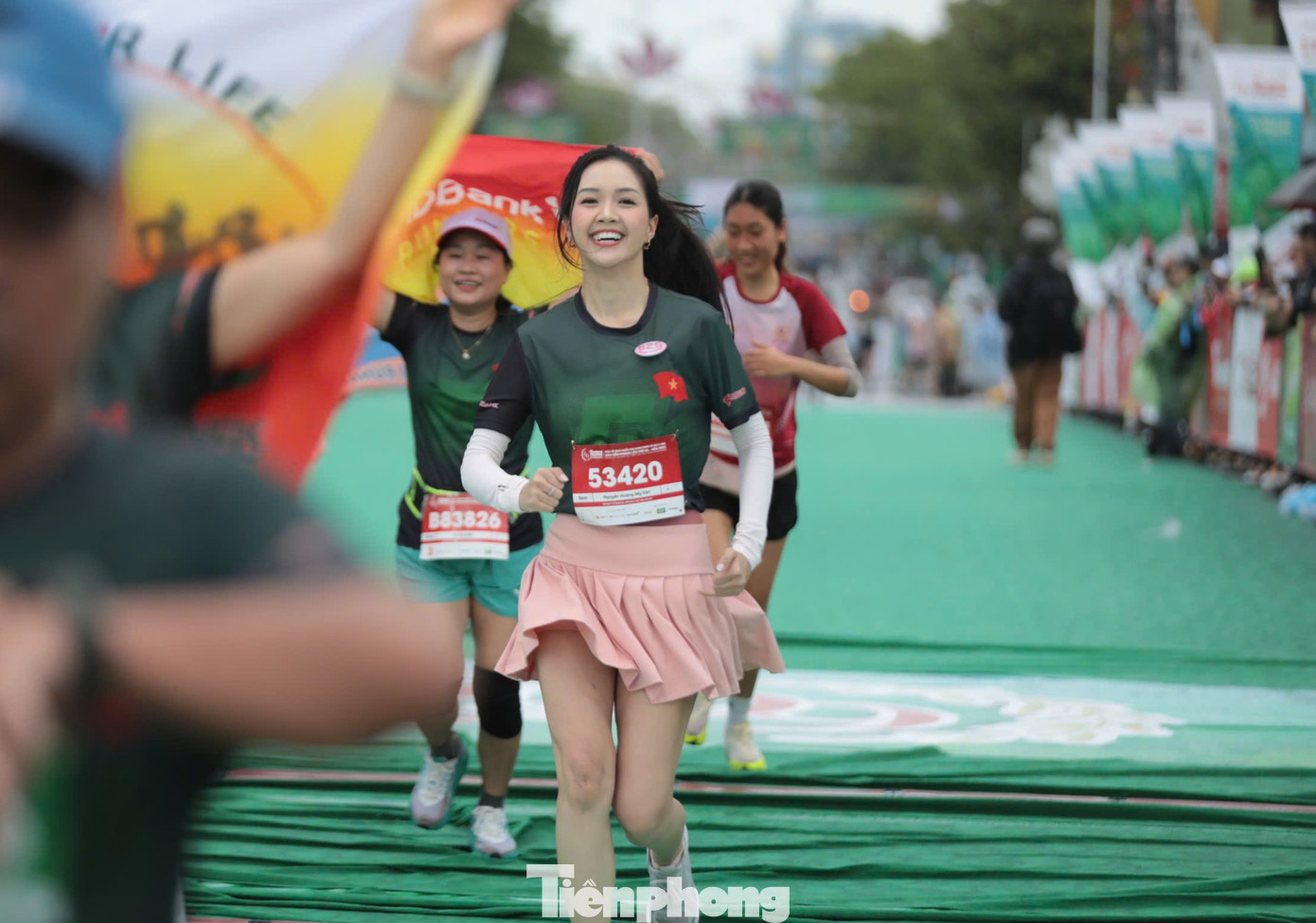 Thí sinh Nguyễn Hoàng Mỹ Vân khoe nhan sắc rạng rỡ ở Tiền Phong Marathon 2025. Trước khi đến với cuộc thi Hoa hậu Việt Nam, Mỹ Vân đã có cơ hội trải nghiệm nhiều vai trò khác nhau như diễn viên, người mẫu và MC song ngữ. Thí sinh Nguyễn Hoàng Mỹ Vân khoe nhan sắc rạng rỡ ở Tiền Phong Marathon 2025. Trước khi đến với cuộc thi Hoa hậu Việt Nam, Mỹ Vân đã có cơ hội trải nghiệm nhiều vai trò khác nhau như diễn viên, người mẫu và MC song ngữ.