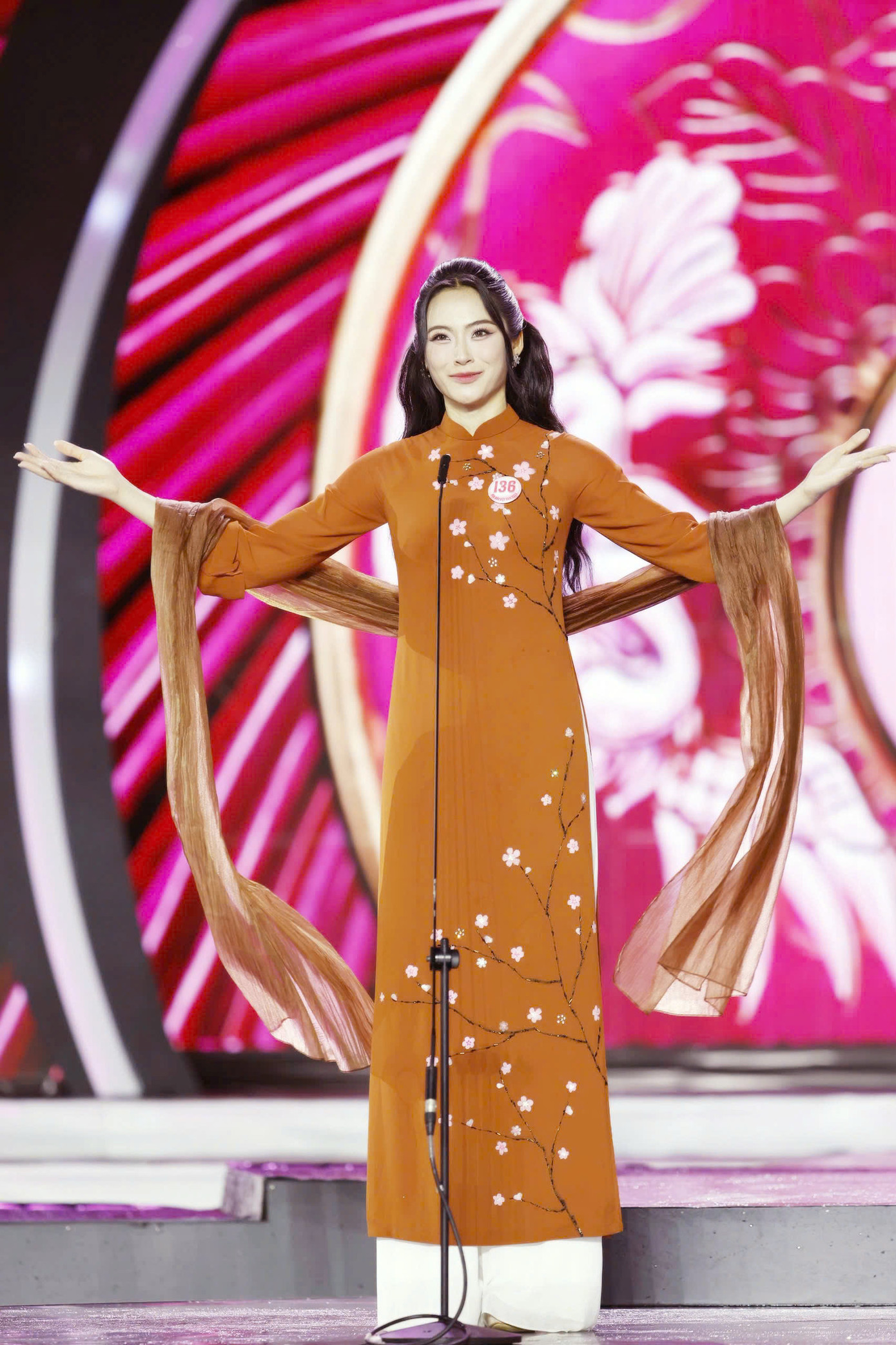 Thí sinh Nguyễn Thị Vân Nhi đến từ Hải Phòng diện áo dài truyền thống.