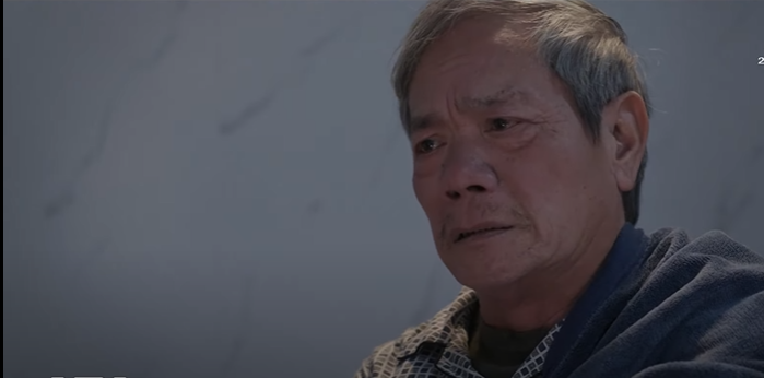 Ông Công xót xa cho cảnh ba người đàn ông lủi thủi, thiếu bàn tay vun vén của phụ nữ. Ảnh: CMH. Ông Công xót xa cho cảnh ba người đàn ông lủi thủi, thiếu bàn tay vun vén của phụ nữ. Ảnh: CMH.