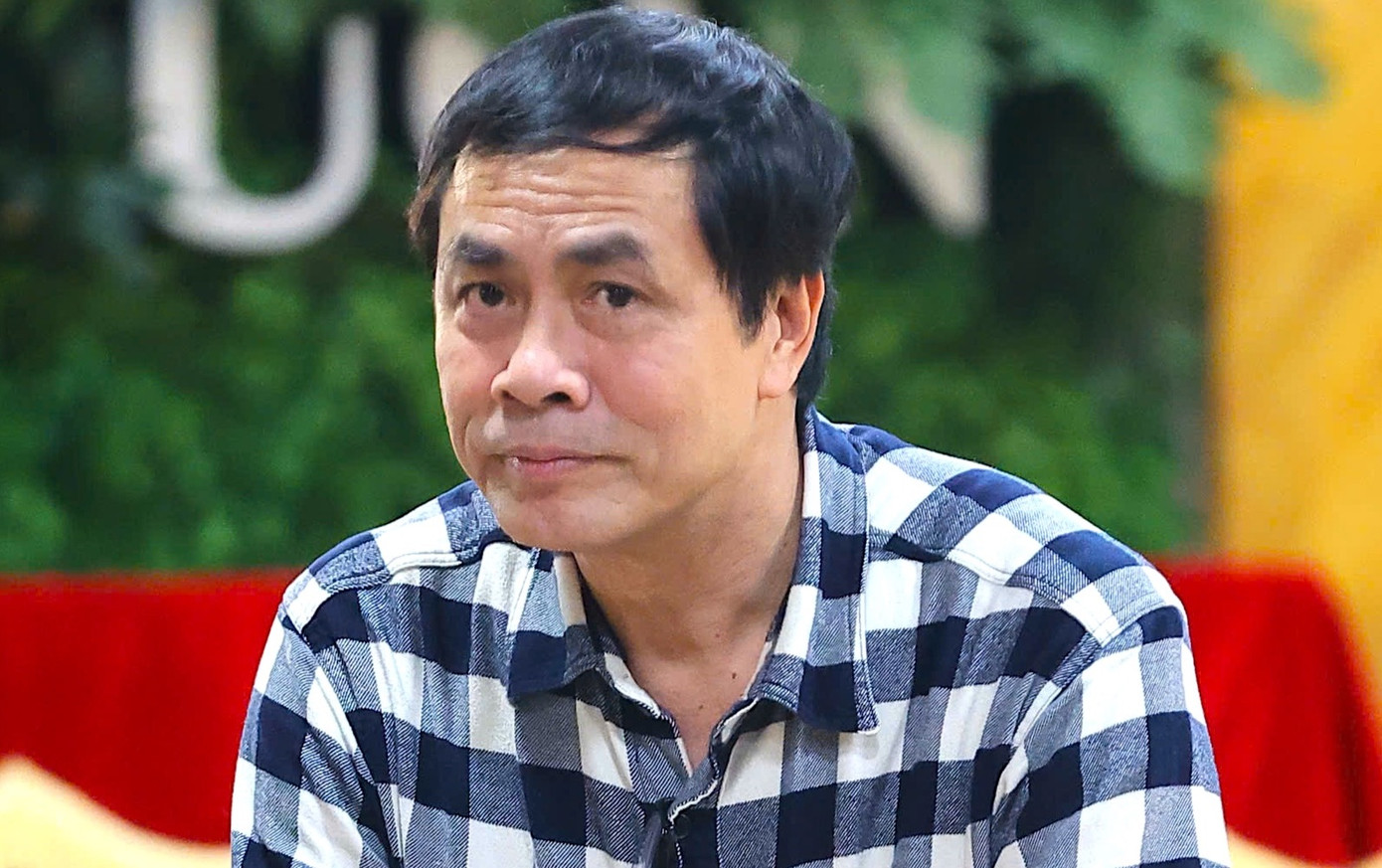 Nhà thơ Trần Hữu Việt - Trưởng Ban Giám khảo Hoa hậu Việt Nam 2024 - quan sát các thí sinh. Sự xuất hiện của Trưởng Ban Giám khảo và cố vấn khiến các thí sinh bất ngờ.