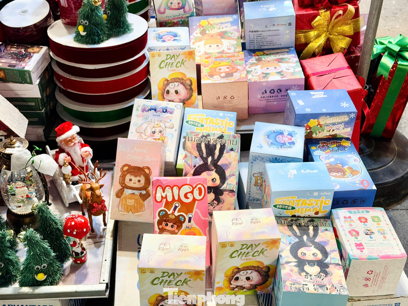 Đồ chơi Baby Three gồm những nhân vật có khuôn mặt tròn, biểu cảm phong phú. Mỗi nhân vật được thiết kế theo chủ đề đa dạng như lễ hội, mùa, hoặc sự kiện đặc biệt. Điều này càng kích thích hứng thú sưu tầm của khách hàng.