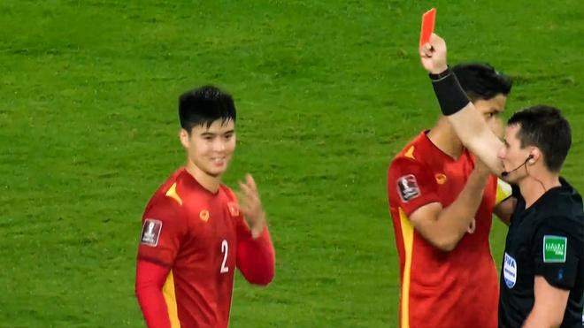 Duy Mạnh nhận thẻ phạt sau tình huống chơi lăn xả. Duy Mạnh nhận thẻ phạt sau tình huống chơi lăn xả.