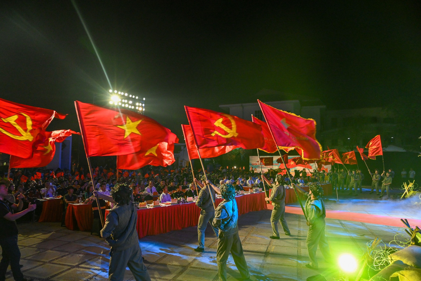 Dưới lá cờ Quyết Thắng đưa khán giả quay trở lại năm tháng hào hùng với những ký ức không thể nào quên của một thời bom đạn. Dưới lá cờ Quyết Thắng đưa khán giả quay trở lại năm tháng hào hùng với những ký ức không thể nào quên của một thời bom đạn.