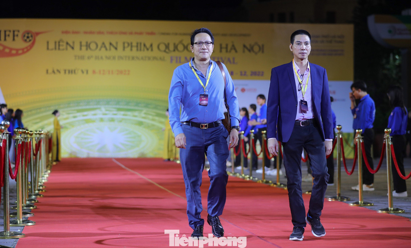 NSƯT Hoàng Hải cho biết anh rất vui khi được tham dự Liên hoan phim quốc tế Việt Nam lần thứ 6. Nam nghệ sĩ chia sẻ với Tiền Phong đã đợi chờ giây phút này rất lâu. Trước đó, tại lễ bế mạc, anh đặt nhiều kỳ vọng vào sự tỏa sáng của phim Việt tại liên hoan phim lần này. Ảnh: NHƯ Ý.