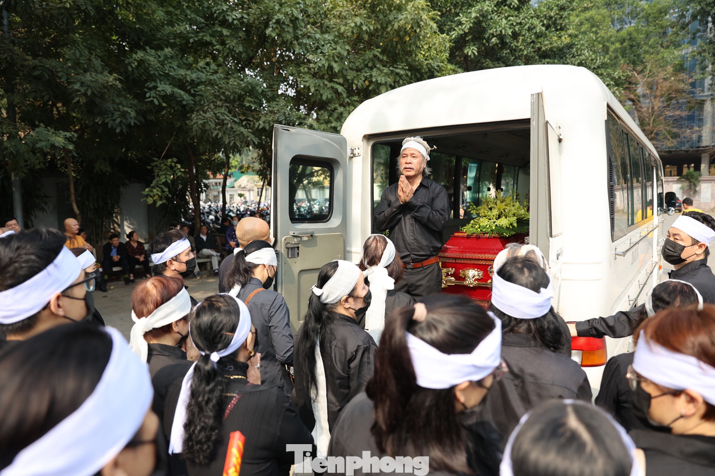 Đại diện gia đình nói lời cảm tạ trước lúc đưa linh cữu họa sĩ Tôn Đức Lượng đi hỏa táng tại Đài hóa thân Hoàn vũ (Văn Điển, Thanh Trì, Hà Nội). Ảnh: NHƯ Ý.
