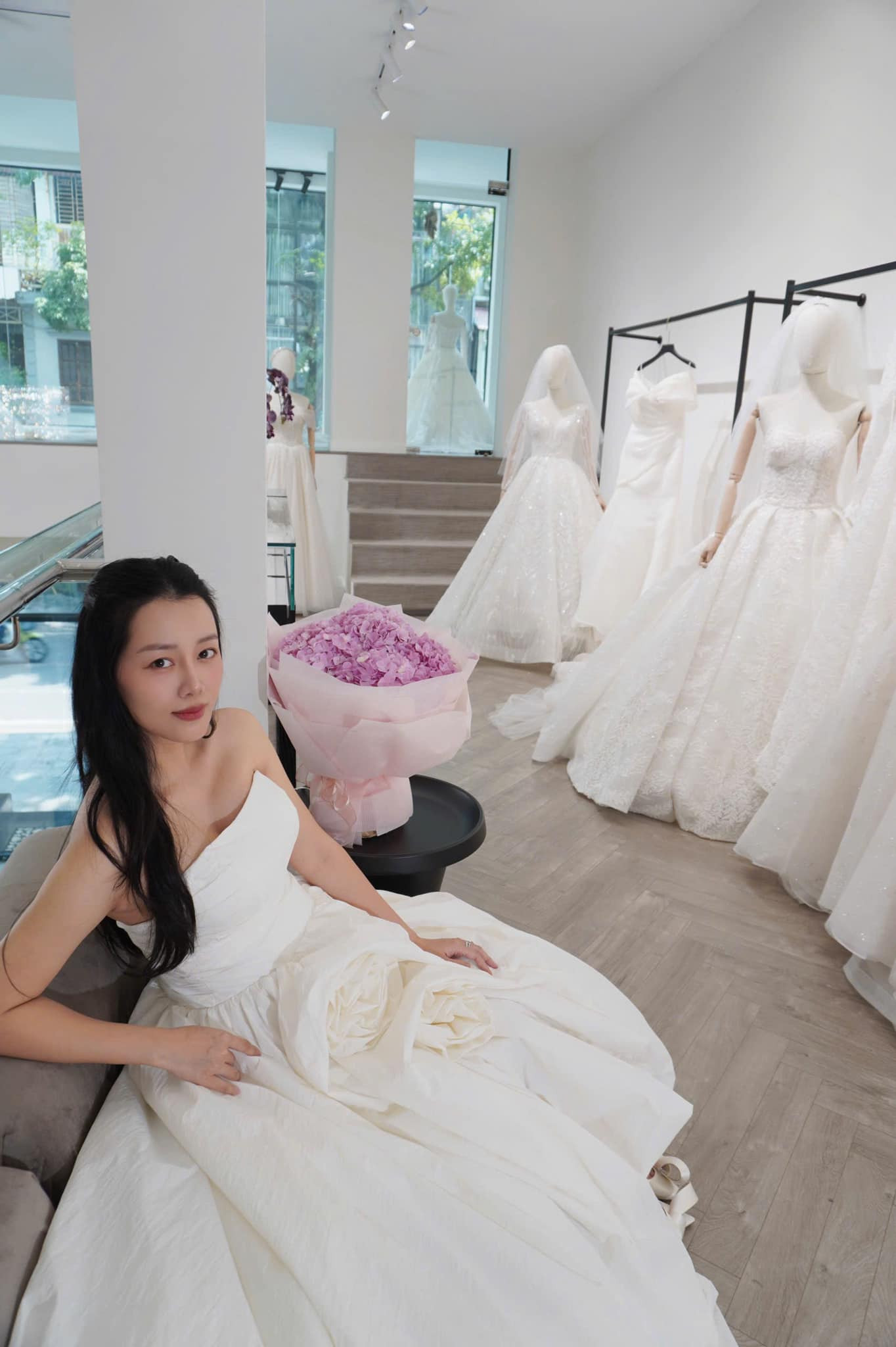 Quỳnh Chi đăng ảnh thử váy cưới hai ngày trước hôn lễ.