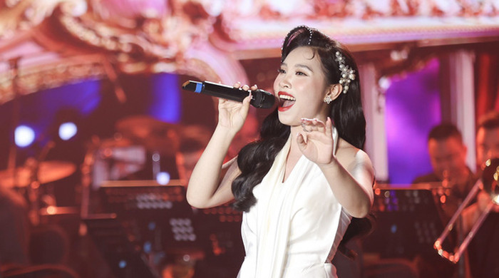 Lan Quỳnh tắt chế độ bình luận trên trang cá nhân sau khi bị khui tin nhắn nói xấu đồng nghiệp. Lan Quỳnh tắt chế độ bình luận trên trang cá nhân sau khi bị khui tin nhắn nói xấu đồng nghiệp.