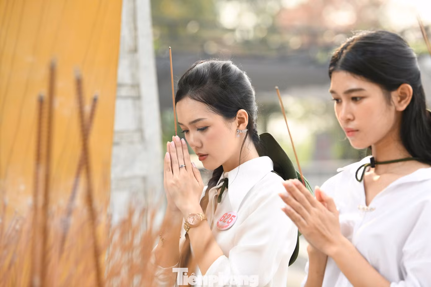 Thí sinh Nguyễn Hoàng Mỹ Vân chia sẻ: “Lần đầu có cơ hội đến Quảng Trị và viếng Nghĩa trang Đường 9, tôi thật sự xúc động. Là thí sinh Hoa Hậu Việt Nam 2024, tôi nhận ra rằng sứ mệnh của một hoa hậu không chỉ dừng lại ở nhan sắc".