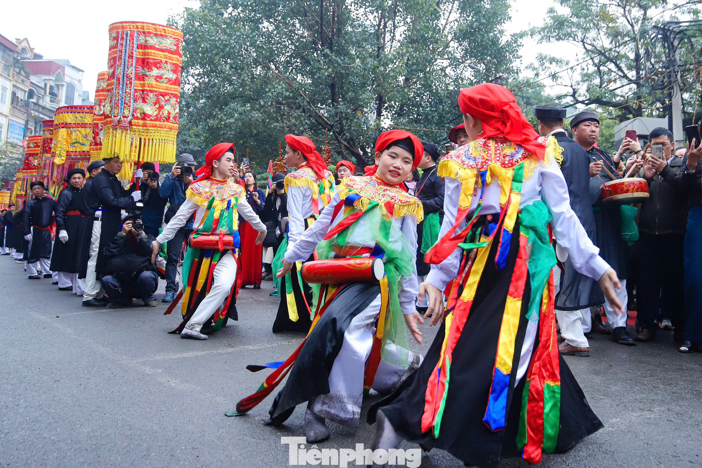 Năm 2025, lễ hội diễn ra từ sáng 6/2, thu hút đông đảo người dân tham gia. Sau nghi lễ rước kiệu là những điệu múa lân, múa rồng. Điểm nhấn của lễ hội là màn nam thanh niên giả gái, đeo trống đánh bồng (hay còn gọi là múa "con đĩ đánh bồng").