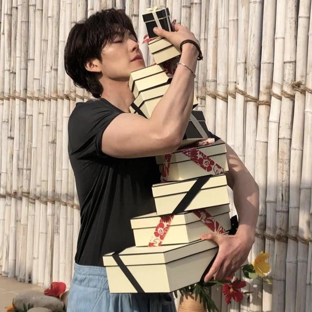 Trong những hình ảnh anh chàng mới cập nhật trên Instagram cá nhân, mỹ nam &quot;The Heirs&quot; vẫn rất phong độ, rạng rỡ với thân hình hấp dẫn, cường tráng