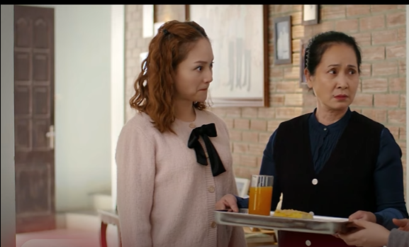 Ông Toại xấu hổ vì bị ngã. Bà Cúc phải mang đồ ăn lên tận phòng. Ảnh: CMH. Ông Toại xấu hổ vì bị ngã. Bà Cúc phải mang đồ ăn lên tận phòng. Ảnh: CMH.