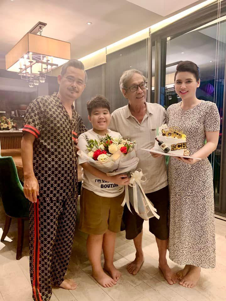 Diễn viên Quỳnh Hoa cùng NSƯT Tất Bình, nghệ sĩ Vĩnh Xương. Diễn viên Quỳnh Hoa cùng NSƯT Tất Bình, nghệ sĩ Vĩnh Xương.