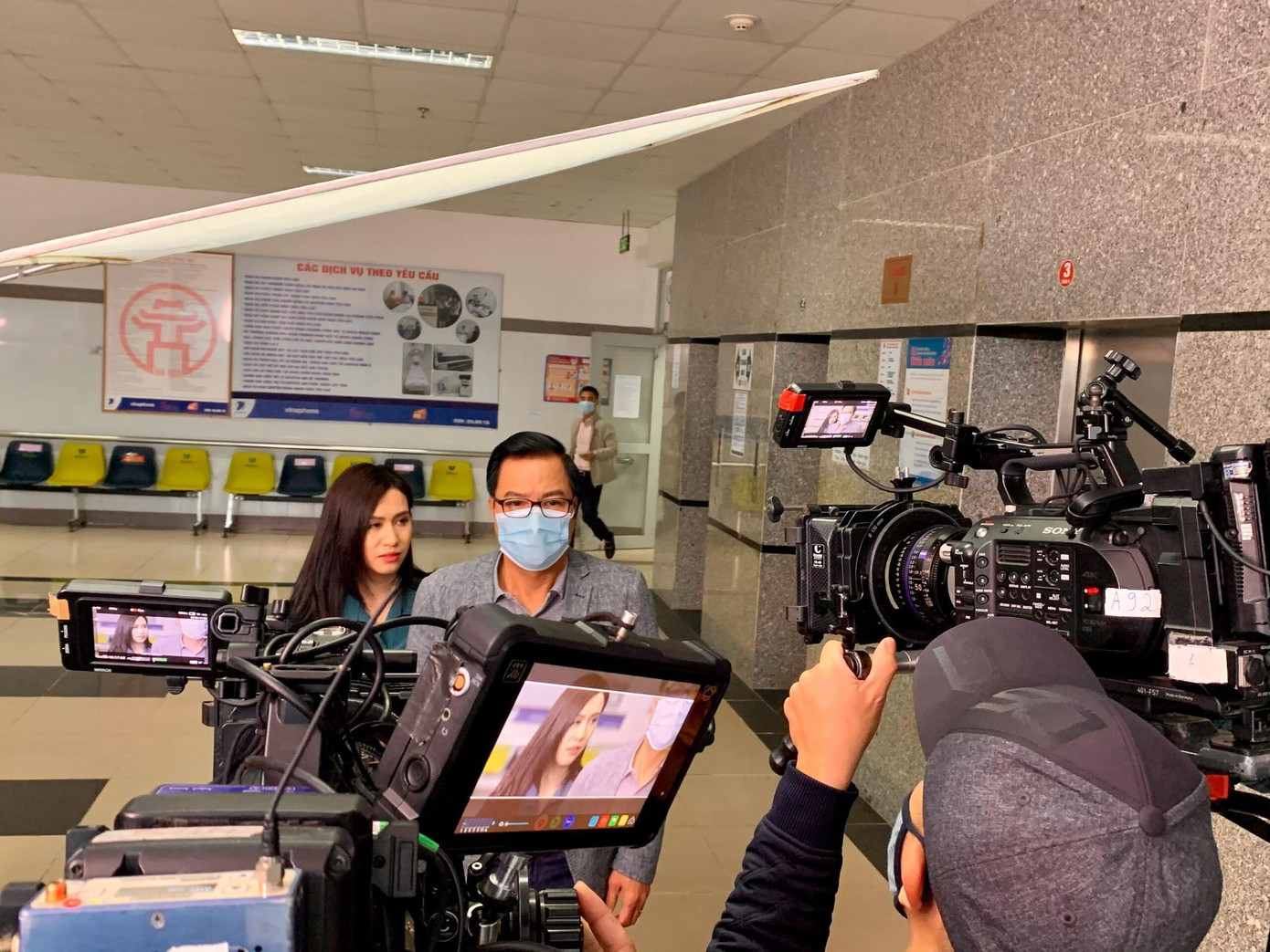 Hậu trường cảnh quay giữa diễn viên Trúc Mai và NSND Trọng Trinh Hậu trường cảnh quay giữa diễn viên Trúc Mai và NSND Trọng Trinh