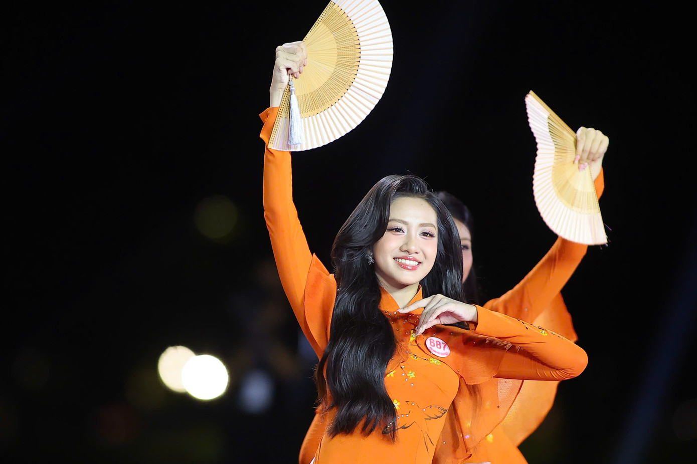 Thí sinh Hà Trúc Linh trình diễn với quạt.