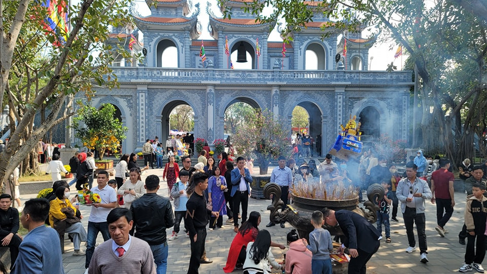 Du khách đổ về đền Tranh những ngày đầu năm mới 2024.