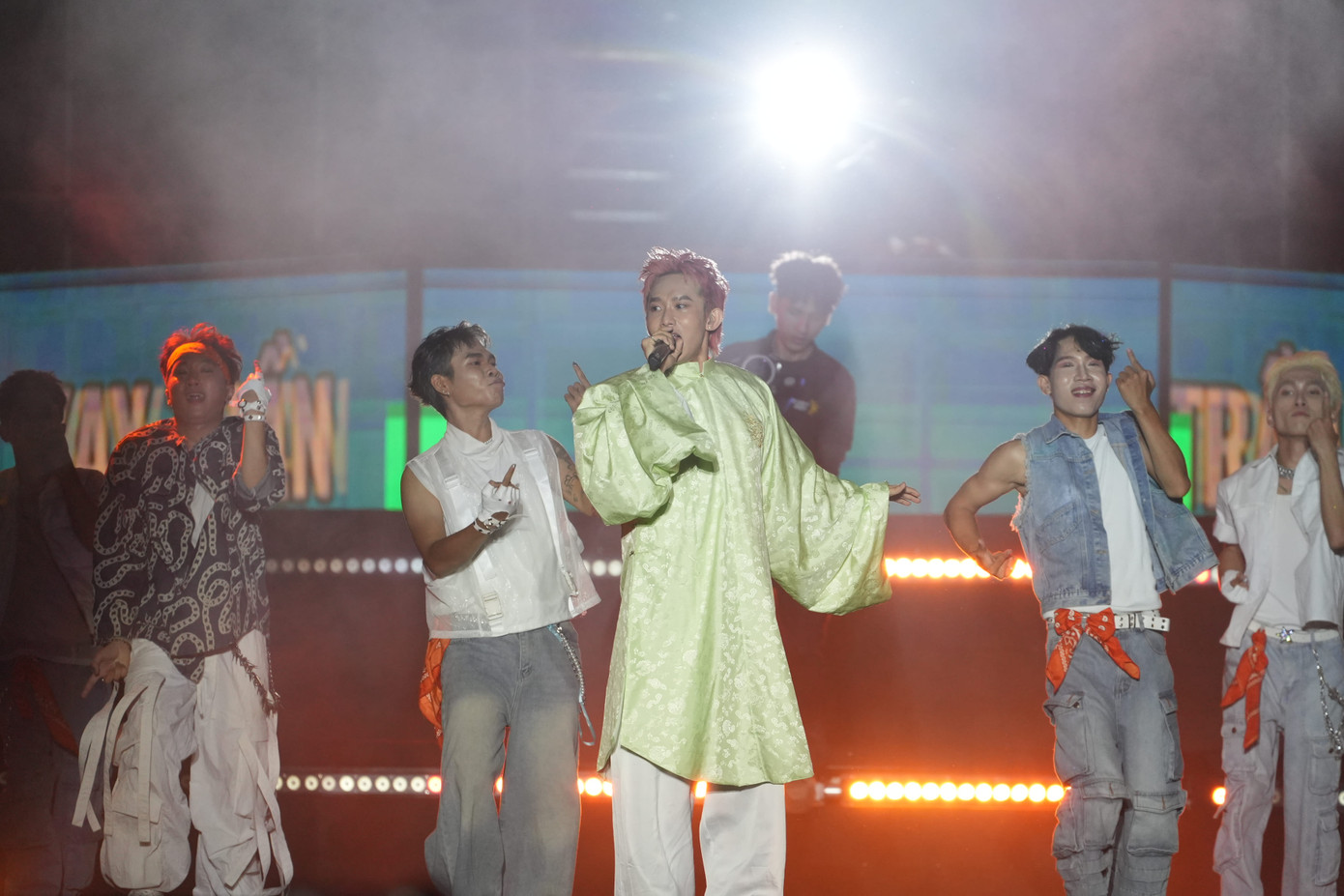 Màn trình diễn đậm chất truyền thống của Kay Trần.