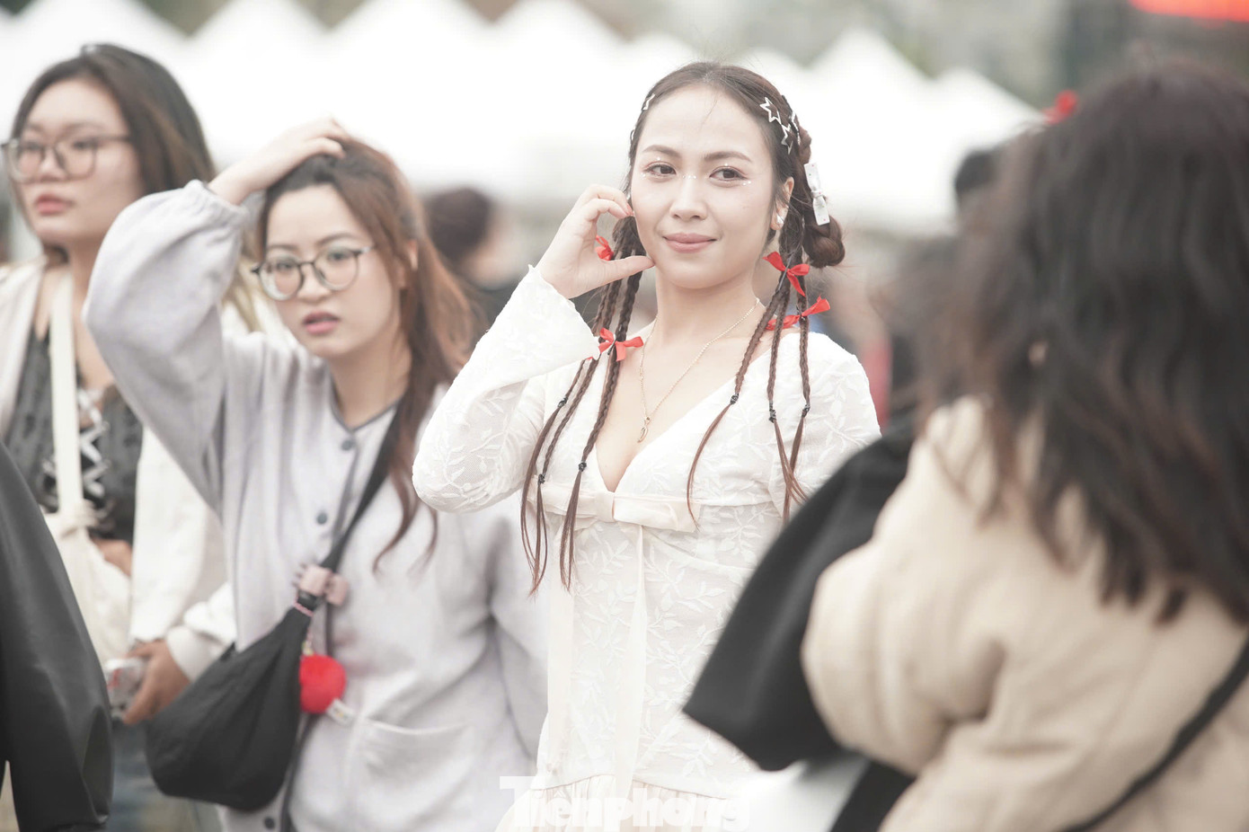 Khán giả trang điểm cầu kỳ, chọn nhiều phụ kiện. Khán giả trang điểm cầu kỳ, chọn nhiều phụ kiện.