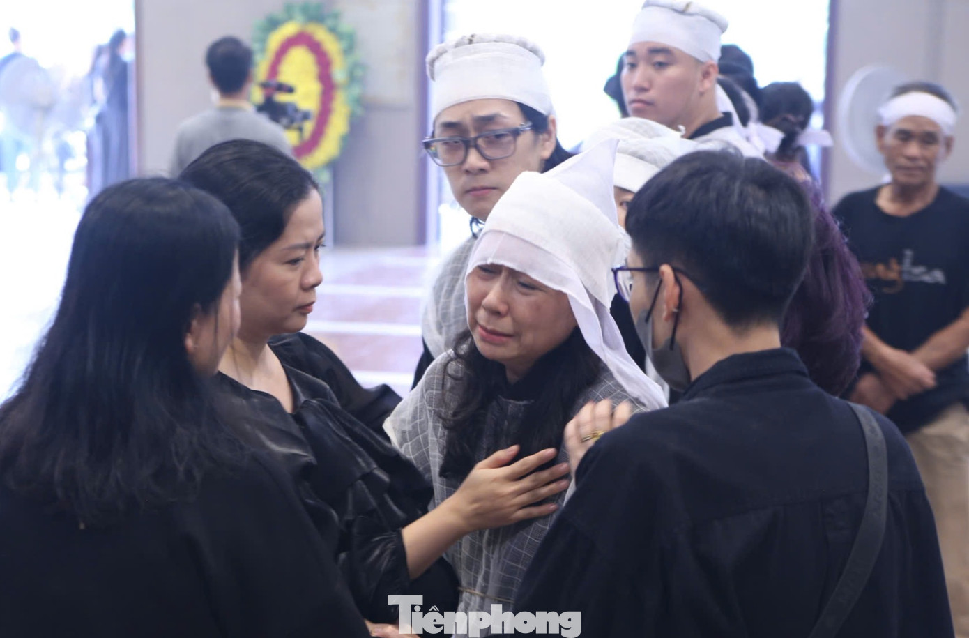 Bà xã của NSƯT Đại Mý liên tục khóc nấc. Bà xã của NSƯT Đại Mý liên tục khóc nấc.