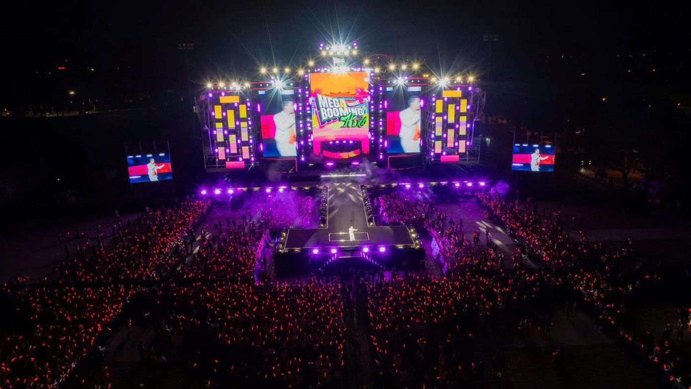 Huế Mega Booming - Huế 2025 được xem là sự kiện trọng điểm của Năm du lịch quốc gia - Huế 2025. Đây là cột mốc xác lập tiêu chuẩn mới cho các sự kiện âm nhạc tại cố đô - nơi âm nhạc, di sản và đổi mới cùng tồn tại trong một không gian đậm bản sắc.