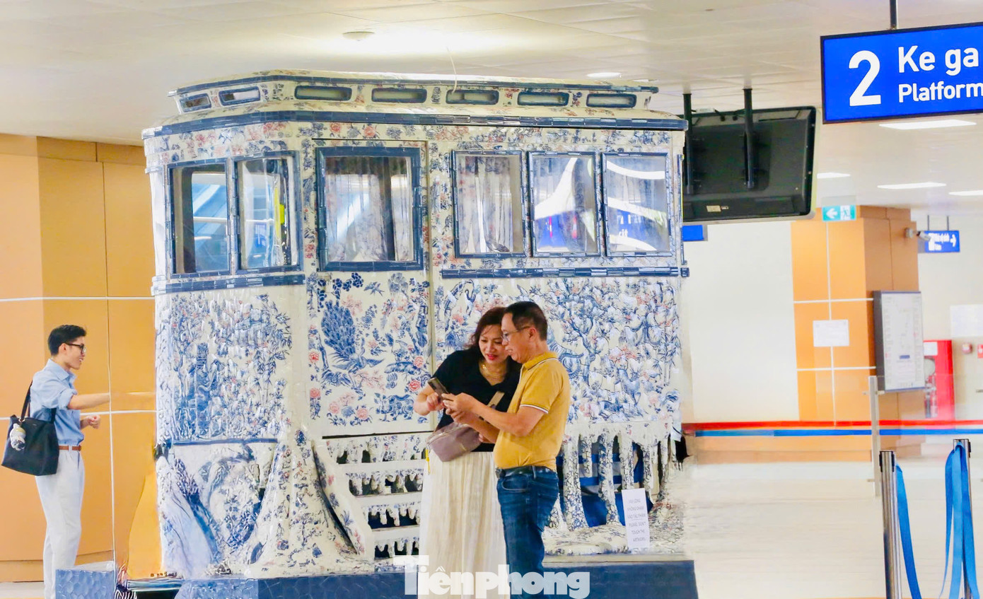 "Tôi chọn thiết kế bệ đỡ của tàu là một hình lục giác với mong muốn tác phẩm biểu trưng cho tình bạn và giao lưu văn hóa giữa Việt Nam và Pháp trong thế kỷ 21. Những hình ảnh khu vườn tan chảy còn gợi cho người xem những suy nghĩ về mối quan hệ giữa con người, đô thị với thiên nhiên", họa sĩ Nguyễn Xuân Lam nói.