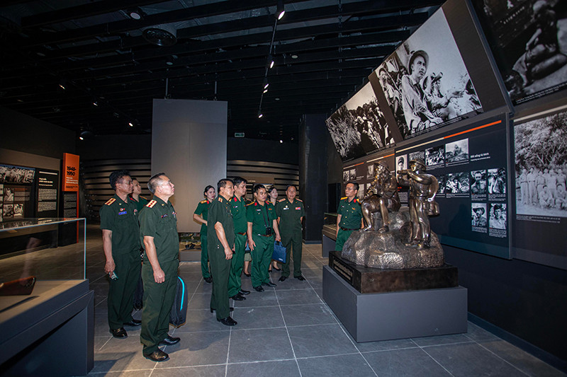 Đoàn cán bộ Bảo tàng lịch sử quân đội nhân dân Lào tham quan, học tập tại Bảo tàng lịch sử quân sự Việt Nam ở vị trí mới. Ảnh: BTLSQSVN.