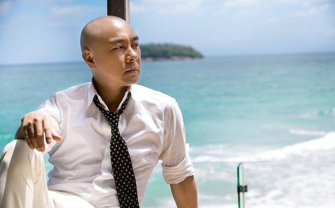 Ở tuổi 56, Trương Vệ Kiện vẫn rất trẻ trung và phong độ. Nam diễn viên Lộc Đỉnh Ký sống hạnh phúc bên vợ mà không đặt nặng vấn đề con cái. Bên cạnh gia tài diễn xuất đáng ngưỡng mộ, Trương Vệ Kiện còn là đại gia trong giới bất động sản Trung Quốc