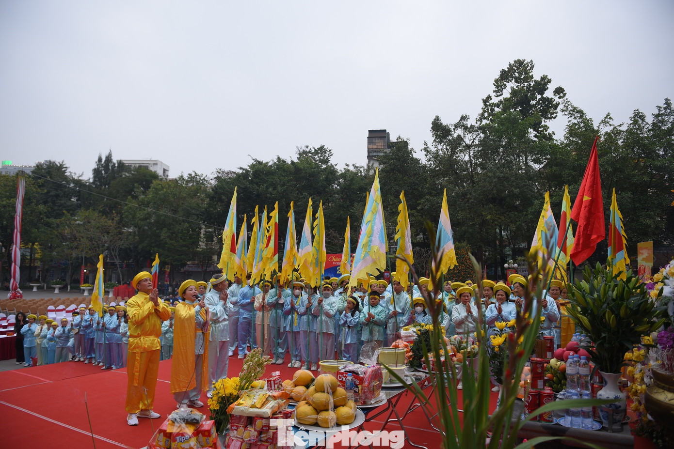 Từ sáng sớm, người dân chuẩn bị tế lễ. Bà Minh Thu - thành viên đoàn tế - cho biết không khí Hội Gò Đống Đa rộn ràng trước cả tuần lễ. Đoàn tế hoàn thiện công tác chuẩn bị từ 5h sáng ngày 26/1. Ảnh: NHƯ Ý.