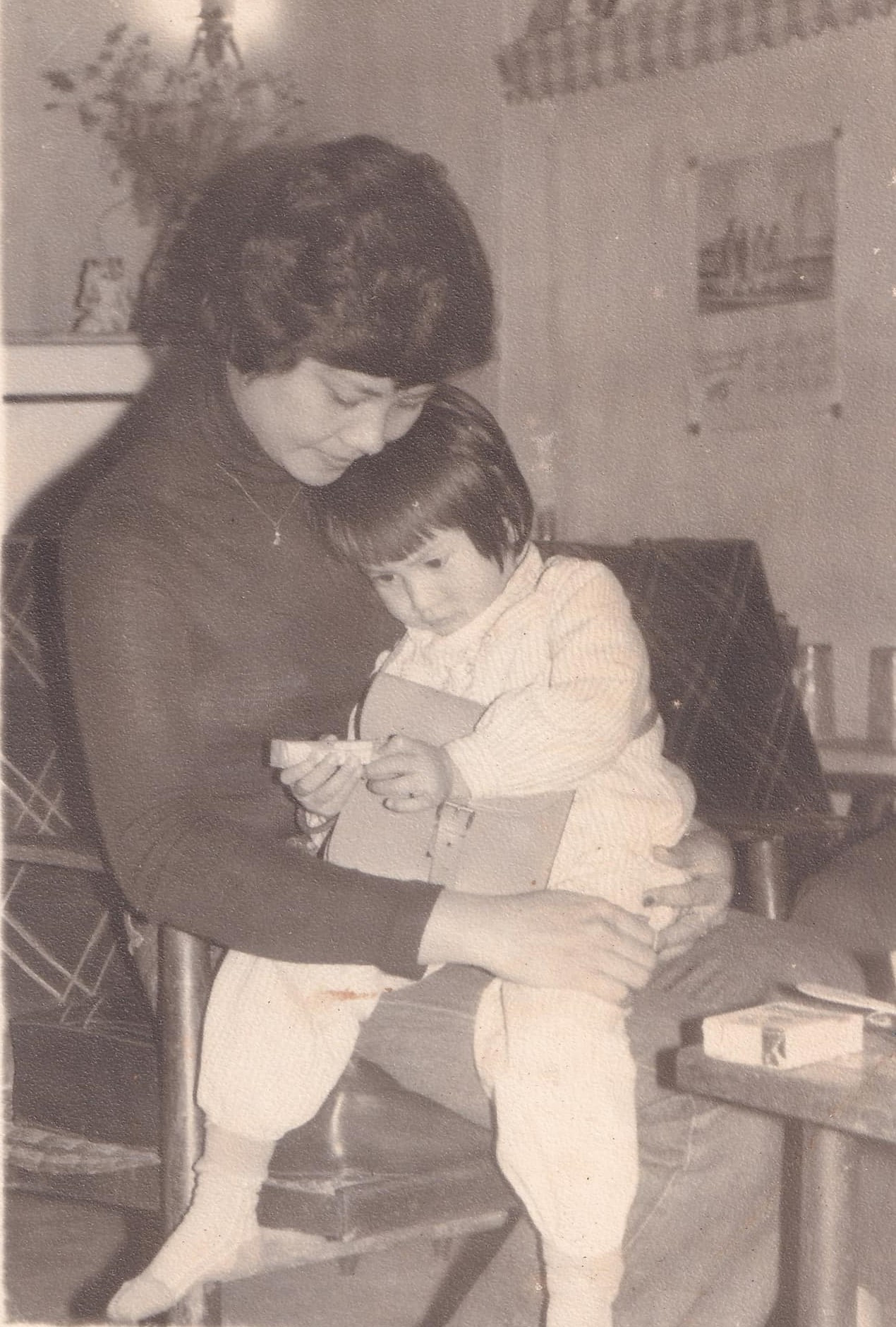 Nữ nghệ sĩ bên con gái Giáng Hương. Nữ nghệ sĩ bên con gái Giáng Hương.