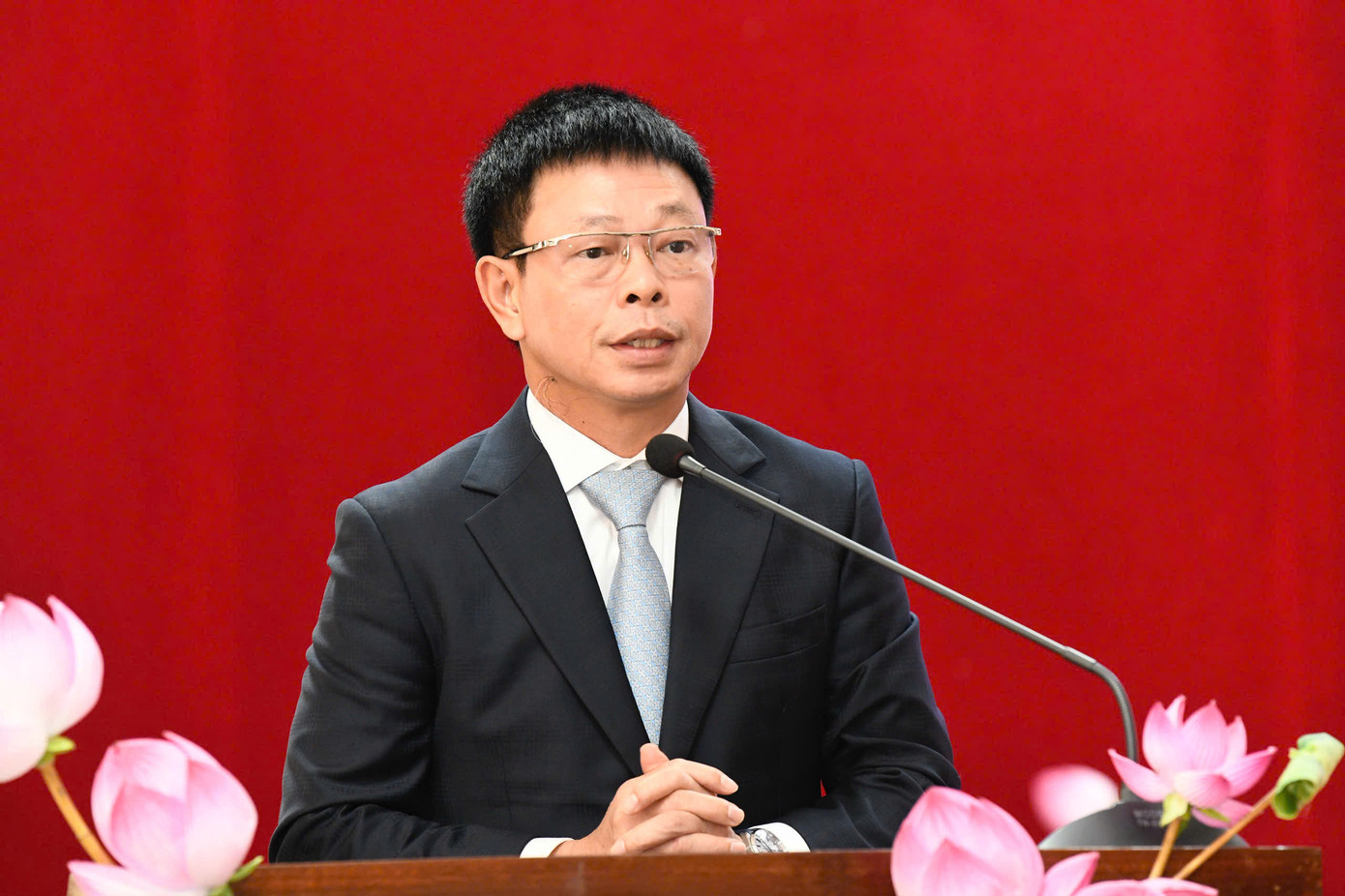 Nhà báo Phùng Công Sưởng - Tổng biên tập báo Tiền Phong - Trưởng Ban tổ chức cuộc thi Hoa hậu Việt Nam 2024 - phát biểu mở đầu cuộc họp báo. Ảnh: Trọng Tài. Nhà báo Phùng Công Sưởng - Tổng biên tập báo Tiền Phong - Trưởng Ban tổ chức cuộc thi Hoa hậu Việt Nam 2024 - phát biểu mở đầu cuộc họp báo. Ảnh: Trọng Tài.