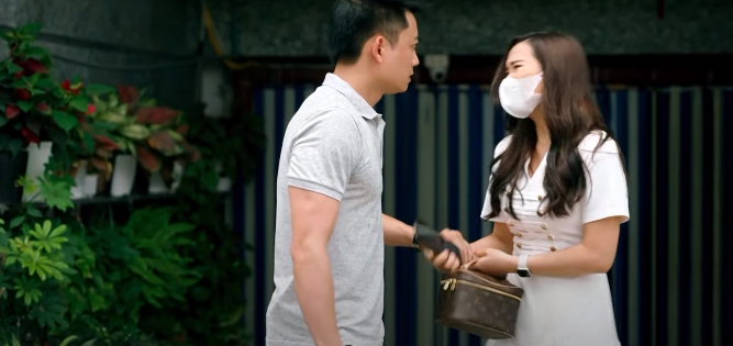 Hùng phát hiện em gái yêu đương cặp kè ở nhà nghỉ. Ảnh:CMH.