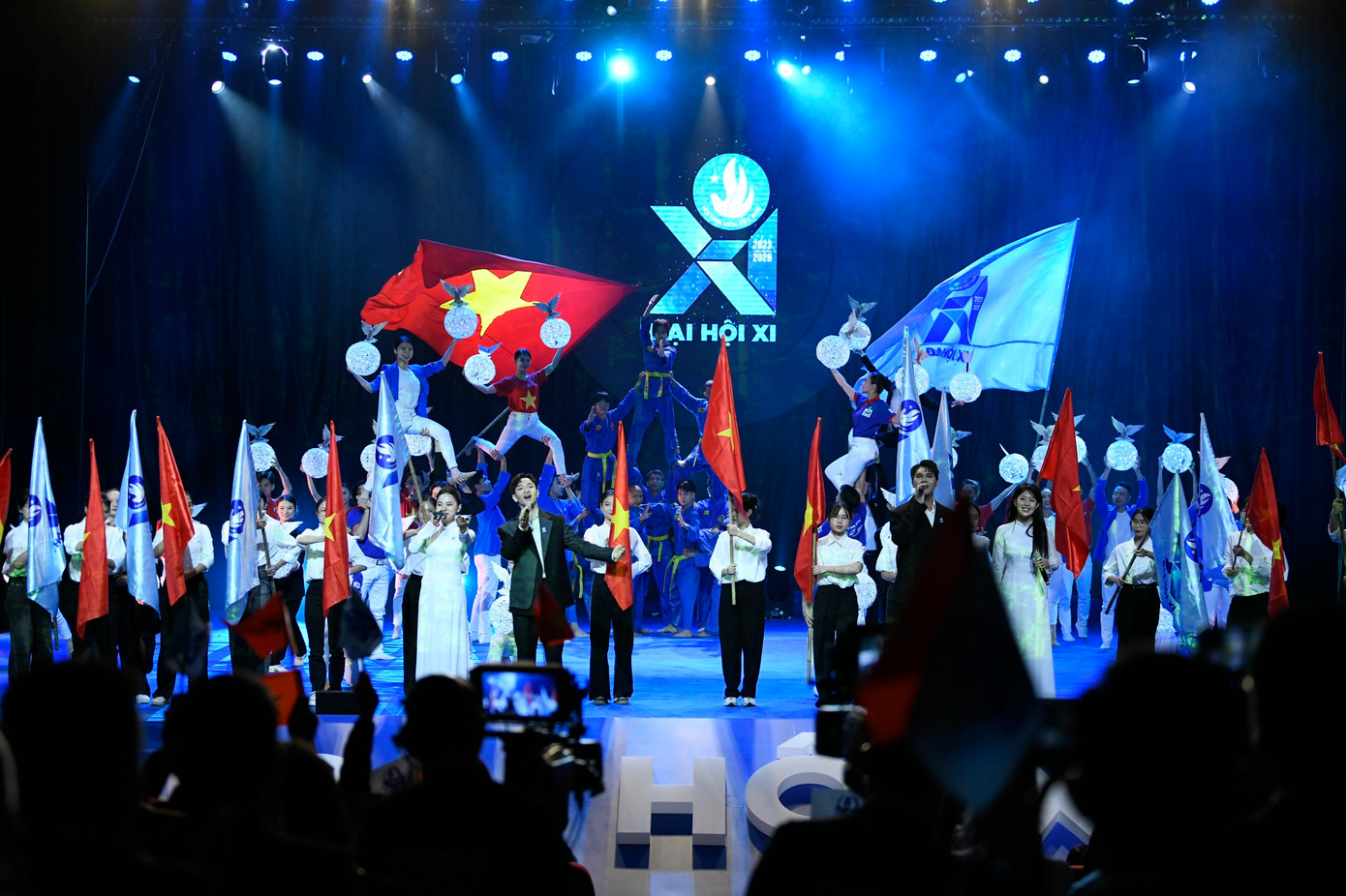 Sân khấu được dàn dựng trẻ trung, hiện đại.