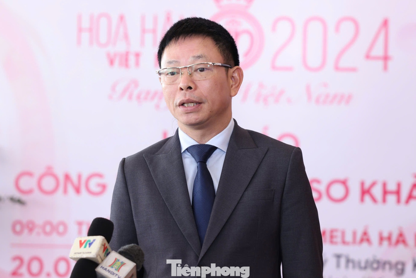 Sáng 20/3, họp báo công bố kết quả Sơ khảo cuộc thi Hoa hậu Việt Nam năm 2024 diễn ra tại Hà Nội. Nhà báo Phùng Công Sưởng - Tổng biên tập báo Tiền Phong - Trưởng Ban Tổ chức Hoa hậu Việt Nam 2024 - khẳng định gần 300 thí sinh gửi hồ sơ đăng ký hợp lệ tới cuộc thi, trong đó 41 thí sinh đã được chọn đi tiếp sau hai vòng Sơ khảo khu vực phía Nam và phía Bắc.