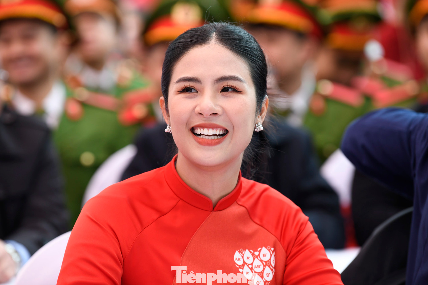 Hoa hậu Việt Nam 2010 Đặng Thị Ngọc Hân rạng rỡ trong chiếc áo dài đỏ đặc biệt. Thực hiện lời hứa trong buổi họp báo Chủ Nhật Đỏ hôm 12/12, Ngọc Hân thiết kế riêng hai bộ áo dài cho chương trình. Hai chiếc áo được Hoa hậu Ngọc Hân và Á hậu 1 Hoa hậu Việt Nam 2022 Trịnh Thùy Linh mặc tại sự kiện.