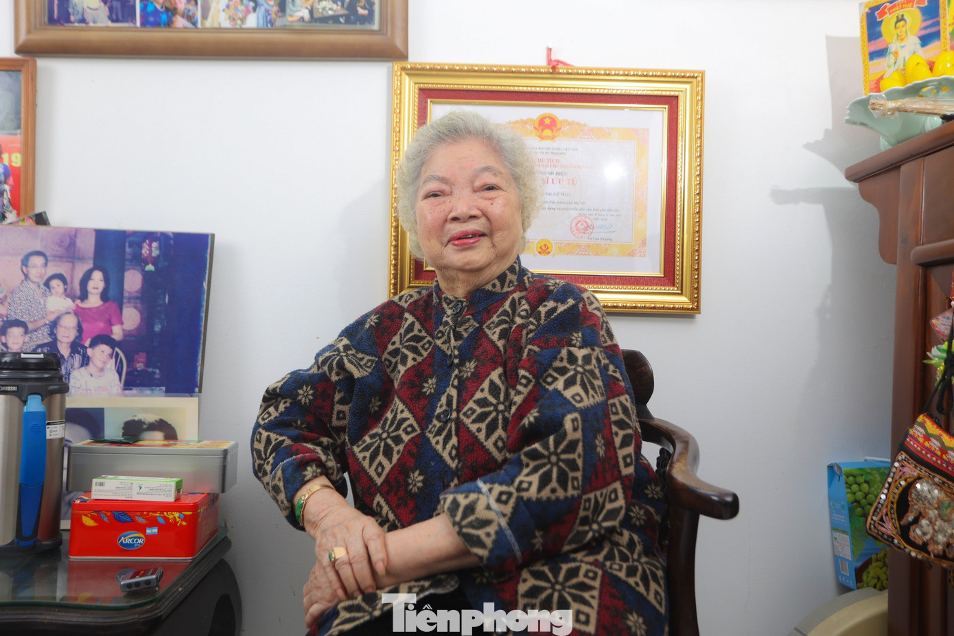 Diễn viên Lê Mai vừa nhận danh hiệu Nghệ sĩ ưu tú (NSƯT) tại lễ trao tặng danh hiệu hôm 6/3, Nhà hát Lớn Hà Nội. Trong đợt xét tặng lần này, bà là nghệ sĩ lớn tuổi nhất nhận danh hiệu NSƯT.