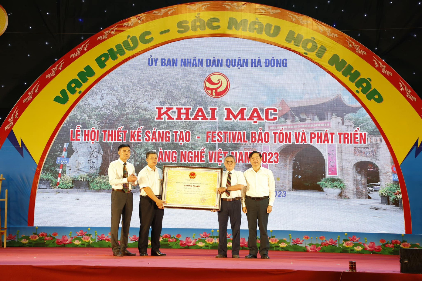 Phó Trưởng ban Thường trực Ban Tuyên giáo Thành ủy Hà Nội Phạm Thanh Học trao bằng Di sản Văn hóa phi vật thể quốc gia cho phường Vạn Phúc và Hiệp hội làng nghề lụa Vạn Phúc.