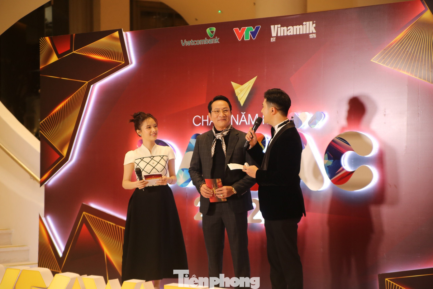 NSƯT Hoàng Hải hào hứng dự lễ trao giải. Anh có tên ở Top 3 hạng mục Diễn viên nam ấn tượng nhờ vai chính trong phim Cuộc đời vẫn đẹp sao. &quot;Khi nghe tin mình lọt vào Top 3, tôi vô cùng sung sướng và xúc động. Được đề cử vào giải thưởng này là một vinh dự rất lớn với tất cả nghệ sĩ, không riêng gì bản thân tôi&quot;, NSƯT Hoàng Hải bộc bạch.