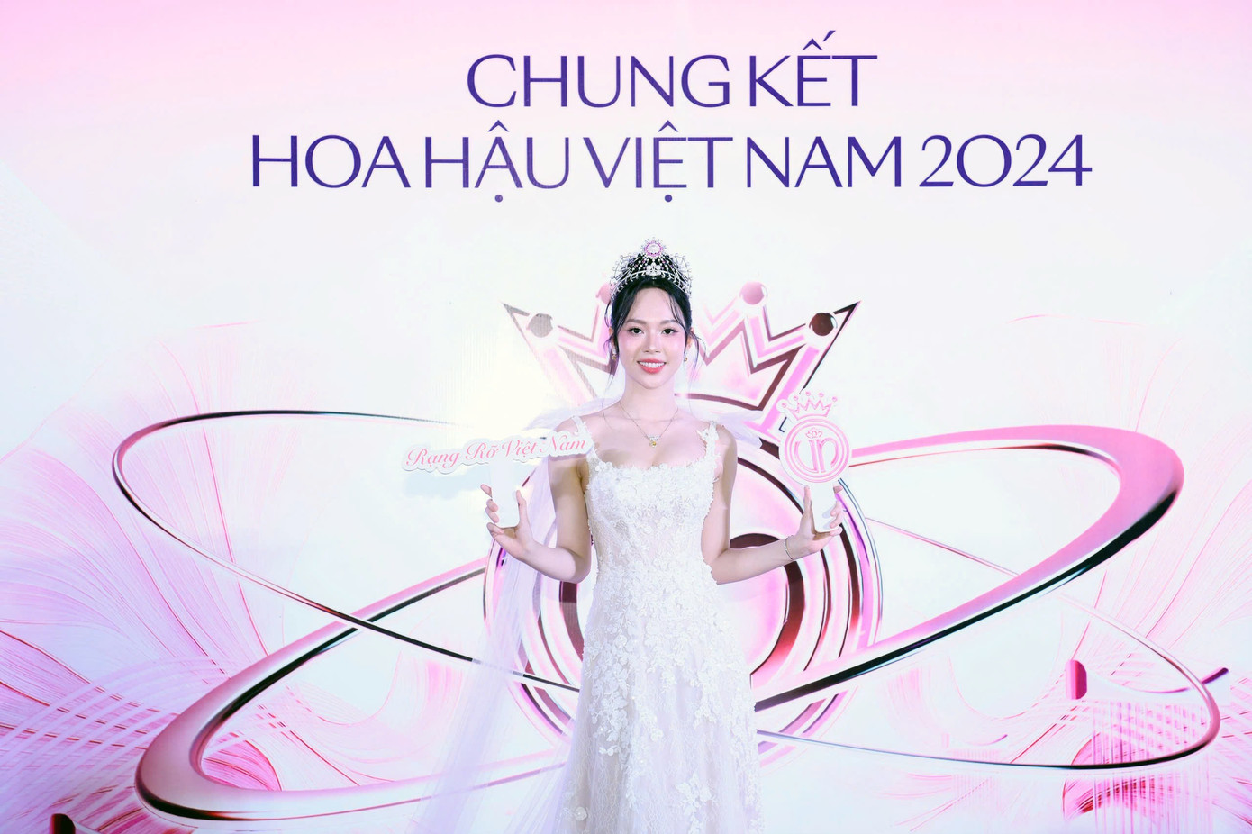 Chưa có cơ hội thi quốc tế, Á hậu 1 Hoa hậu Việt Nam 2022 Trịnh Thùy Linh tập trung trau dồi tri thức. Hồi tháng 8/2024, cô tốt nghiệp thủ khoa ngành Kinh doanh và Marketing tại chương trình học liên kết quốc tế giữa Đại học Kinh tế Quốc dân và Đại học Conventry (của Anh Quốc).
