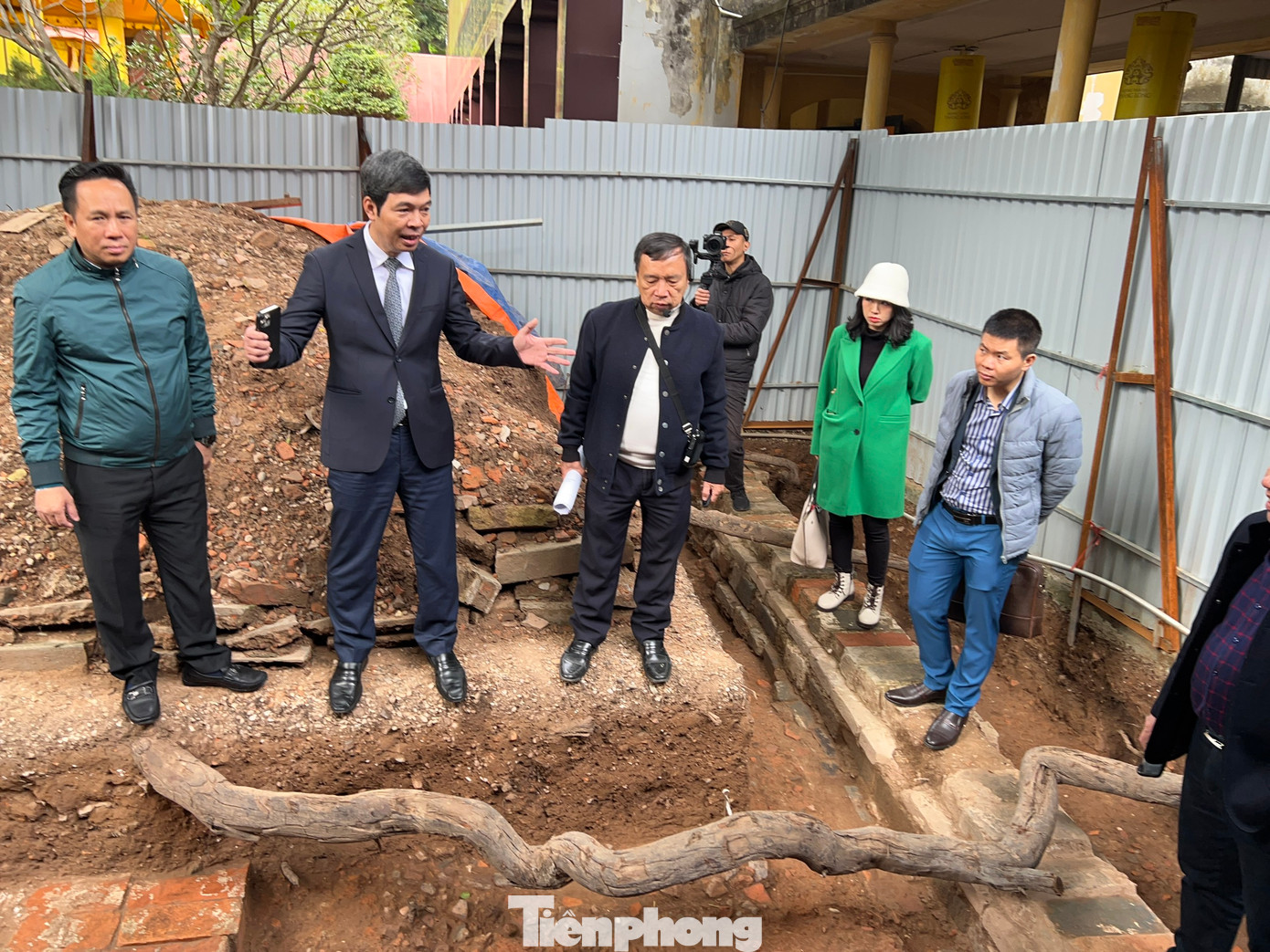 Khảo cổ học tại khu vực nền điện Kính Thiên năm 2023 đã thu được những kết quả vô cùng quan trọng; đó là địa tầng nền điện dày trên 3m với các lớp văn hóa liên tục từ thời Nguyễn đến thời Lê sơ. Khảo cổ học tại khu vực nền điện Kính Thiên năm 2023 đã thu được những kết quả vô cùng quan trọng; đó là địa tầng nền điện dày trên 3m với các lớp văn hóa liên tục từ thời Nguyễn đến thời Lê sơ.