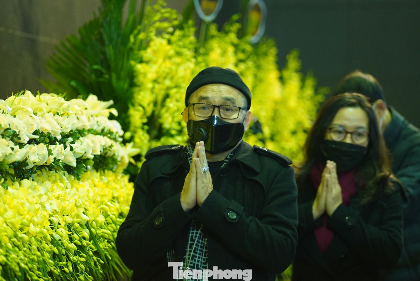 NSƯT Xuân Hinh xúc động tiễn biệt vị nghệ sĩ tài hoa của sân khấu kịch. Ảnh: TRỌNG QUÂN.