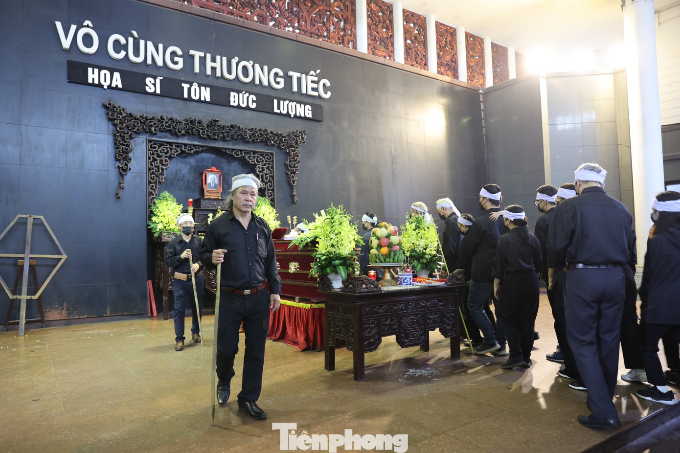 Trong mấy chục năm, bên cạnh việc làm tốt công việc phụ trách mỹ thuật của tờ Tiền Phong, họa sĩ Tôn Đức Lượng để lại gia tài hàng trăm bức ký họa lịch sử, nhiều tác phẩm sơn dầu, sơn mài, khắc gỗ… đặc biệt là những bức ký họa về thanh niên xung phong qua các thời kỳ. Những địa danh nổi tiếng một thời như Đại Từ (Thái Nguyên), Hạ Hoà (Phú Thọ), Mộc Châu, Sơn La, Cổ Kênh (Hải Dương), Hải Phòng, Nghệ An, Hà Tĩnh... đều in dấu chân ông, có nơi không chỉ một lần. Ảnh: NHƯ Ý.