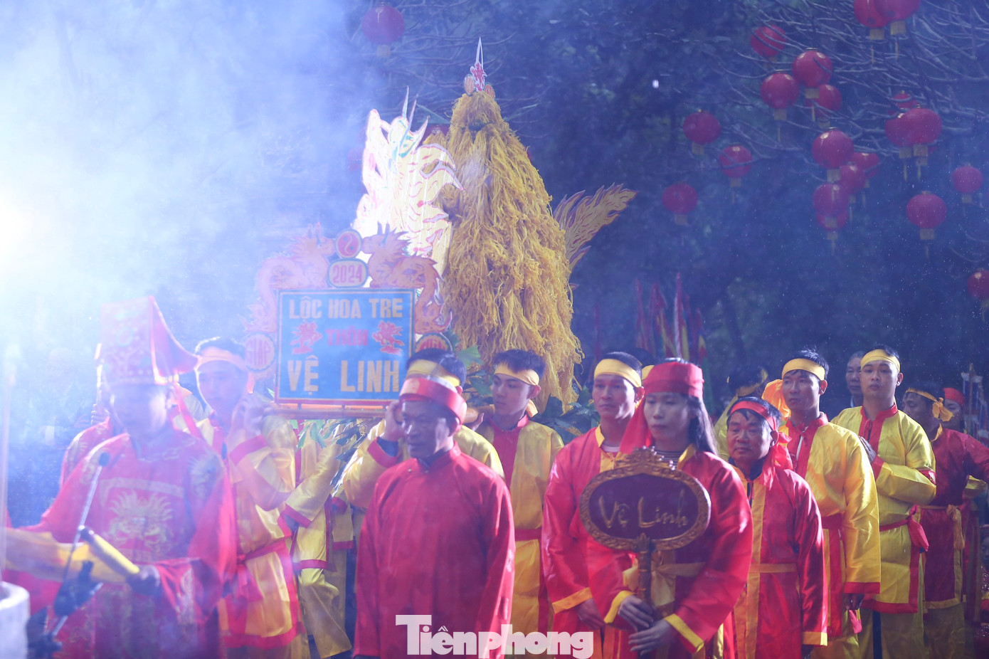 Sau phần văn tế của lãnh đạo huyện, các thôn lần lượt dâng 8 lễ vật. Lễ rước giò hoa tre và lễ tế của thôn Vệ Linh (xã Phù Linh) mở màn phần tế lễ, thu hút sự quan tâm của đông đảo người dân và du khách. Hoa tre trong lễ hội Gióng đền Sóc biểu trưng cho tinh thần đoàn kết của toàn dân tộc trong cuộc đấu tranh chống giặc ngoại xâm.