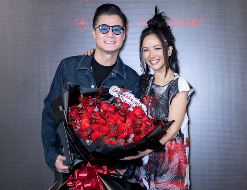 Ca sĩ Quang Dũng chúc mừng Hồng Nhung ra MV mới. Ca sĩ Quang Dũng chúc mừng Hồng Nhung ra MV mới.