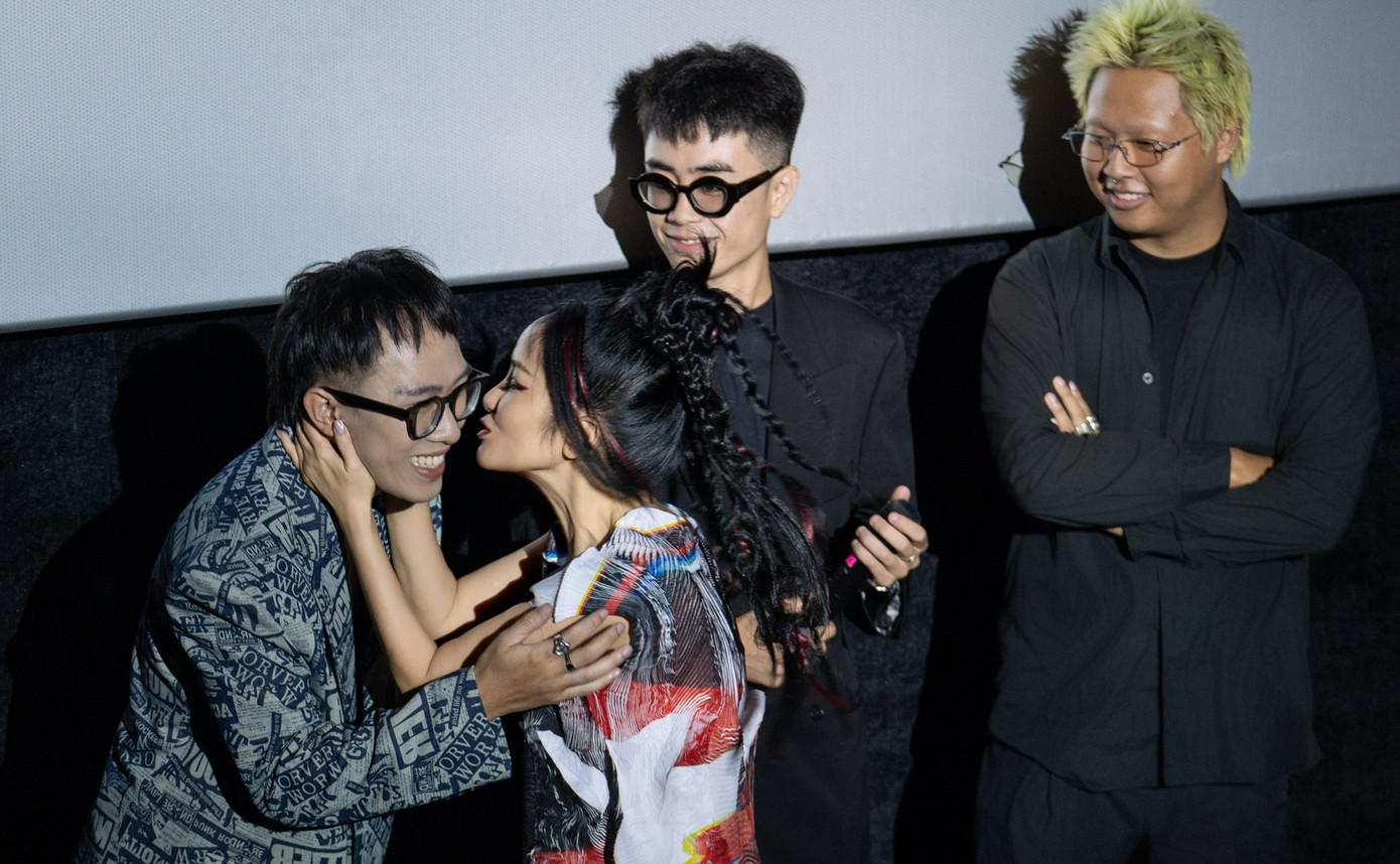 Hồng Nhung và nghệ sĩ Trung Trần, Lope Phạm, Tấn Lộc (từ trái qua). Hồng Nhung và nghệ sĩ Trung Trần, Lope Phạm, Tấn Lộc (từ trái qua).