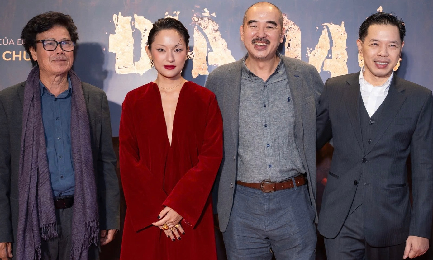 Phim điện ảnh Địa đạo: Mặt trời trong bóng tối ra mắt khán giả Hà Nội tối 2/4. "Ước nguyện của chúng tôi luôn là thực hiện một bộ phim hướng đến Kỷ niệm 50 năm thống nhất đất nước và có thể chiếu cho càng nhiều người xem càng tốt để ai cũng cảm nhận được cha ông chúng ta rất biết cách chiến đấu, có thể chiến thắng bất kỳ kẻ thù nào dù mạnh đến đâu", đạo diễn Bùi Thạc Chuyên nói. Phim điện ảnh Địa đạo: Mặt trời trong bóng tối ra mắt khán giả Hà Nội tối 2/4. "Ước nguyện của chúng tôi luôn là thực hiện một bộ phim hướng đến Kỷ niệm 50 năm thống nhất đất nước và có thể chiếu cho càng nhiều người xem càng tốt để ai cũng cảm nhận được cha ông chúng ta rất biết cách chiến đấu, có thể chiến thắng bất kỳ kẻ thù nào dù mạnh đến đâu", đạo diễn Bùi Thạc Chuyên nói.