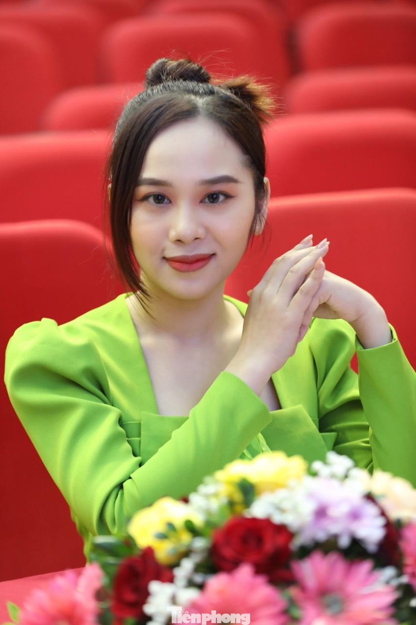 &quot;Mỗi bạn có hoàn cảnh, câu chuyện riêng. Họ có điểm chung là tinh thần chiến đấu bền bỉ trong những hoàn cảnh khó khăn nhất. Hôm nay khi kể lại câu chuyện của mình, nhiều bạn vẫn còn xúc động đến mức rơi nước mắt&quot;, Tuyết Ngân kể. Ảnh: Hồng Vĩnh.