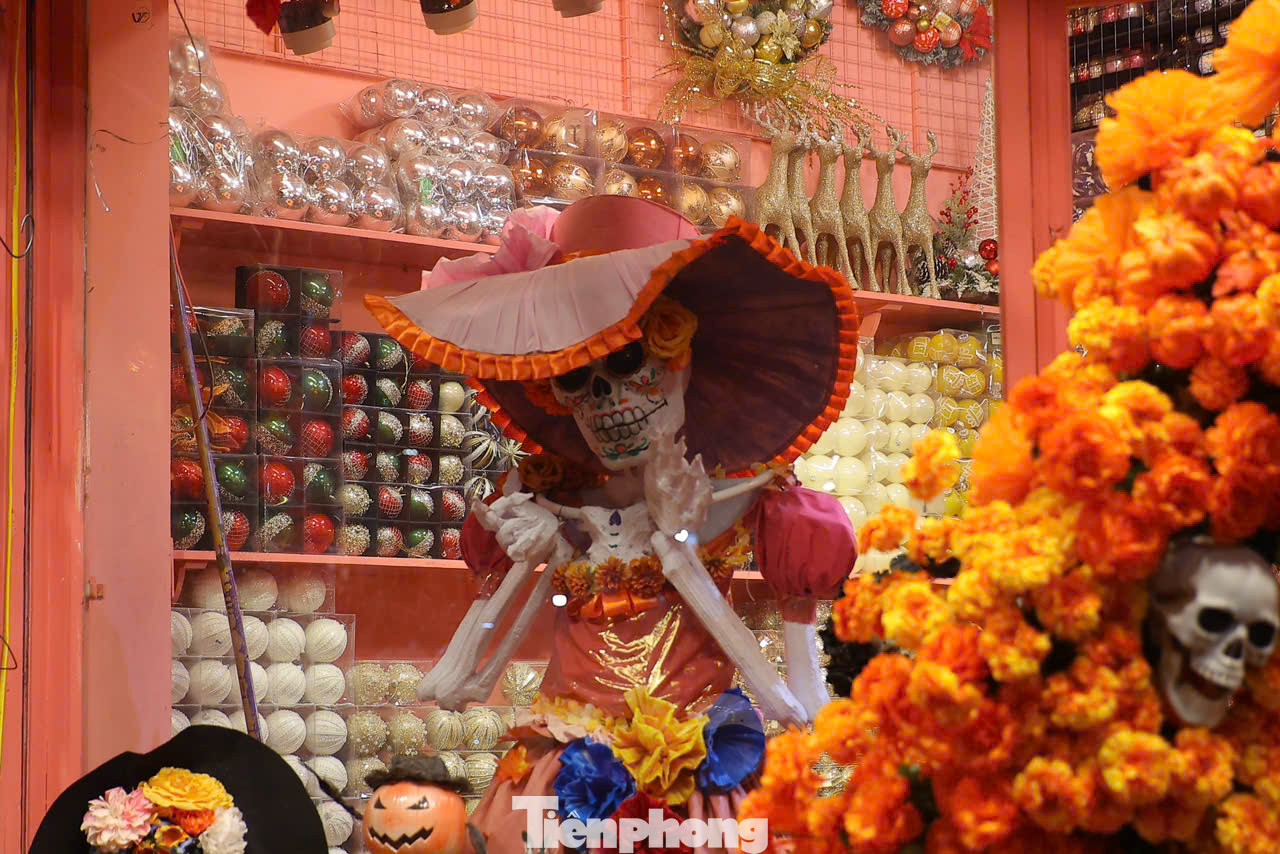 Du khách thường chọn những phụ kiện nhỏ để hóa trang. Mô hình lớn bán khá chậm vì chủ yếu chỉ phục vụ nhà hàng, quán cà phê.